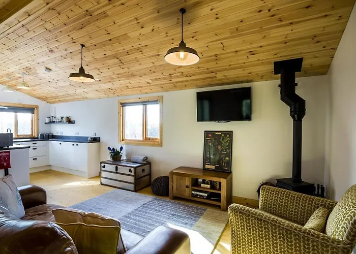 Laurel Lodge - 2 Bedroom Log Cabin - St Florence